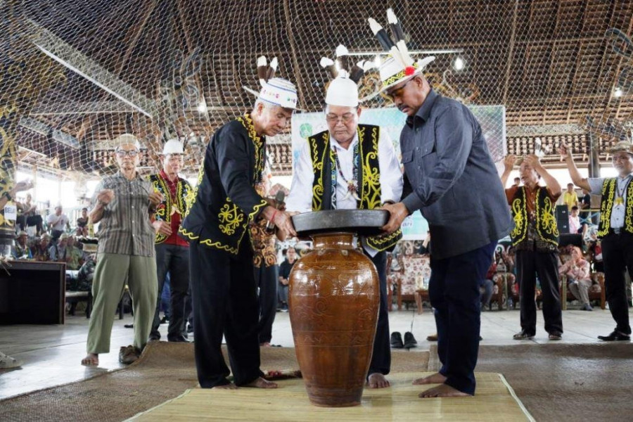 Hadiri prosesi Adat Dayak di Tabang. (Foto: Prokom)