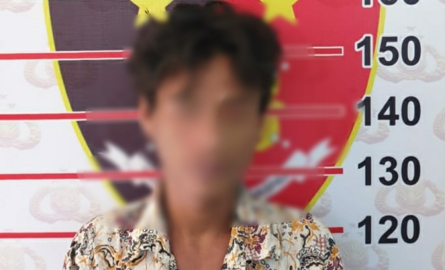 Pelaku yang diamankan Polsek Sungai Kunjang bersama dengan sajam. (Foto:Istimewa)