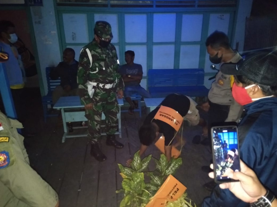 Sanksi diberikan untuk pengunjung yang tidak pakai masker. (Romi/korankaltim)
