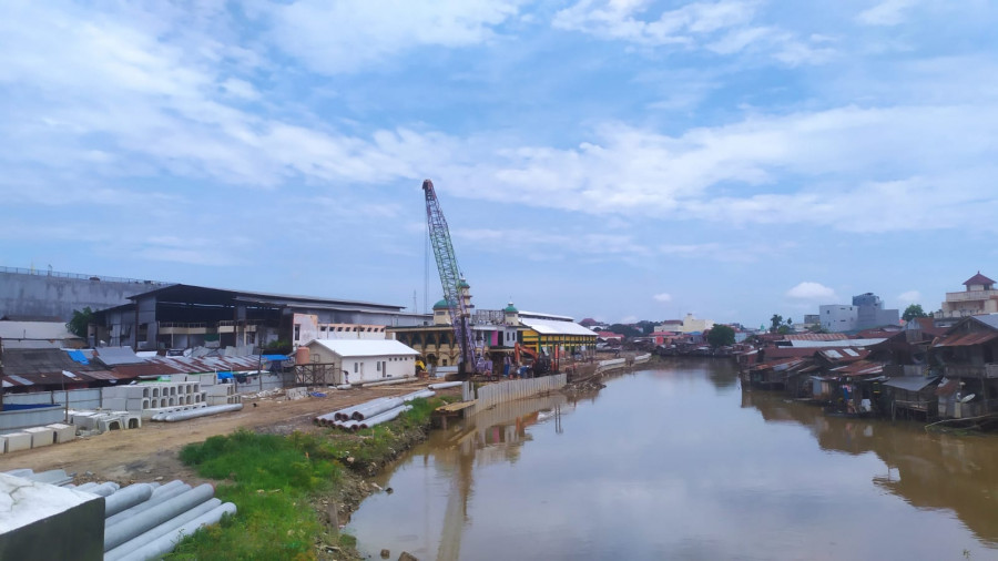 Pembangunan dinding penahan tebing atay turap di sisi Sungai Karang Mumus (SKM) yang sudah bebas dari pemukiman masyarakat (permata/kk)