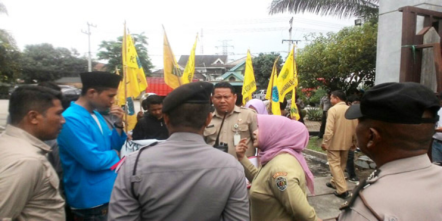 USUT TUMPAHAN MINYAK: Demonstrasi PMII Samarinda di gedung DPRD Kaltim, Selasa (24/4). Mereka menuntut pembentukan pansus untuk mengungkap kebocoran pipa PT Pertamina di Teluk Balikpapan. (sabri/korankaltim)
