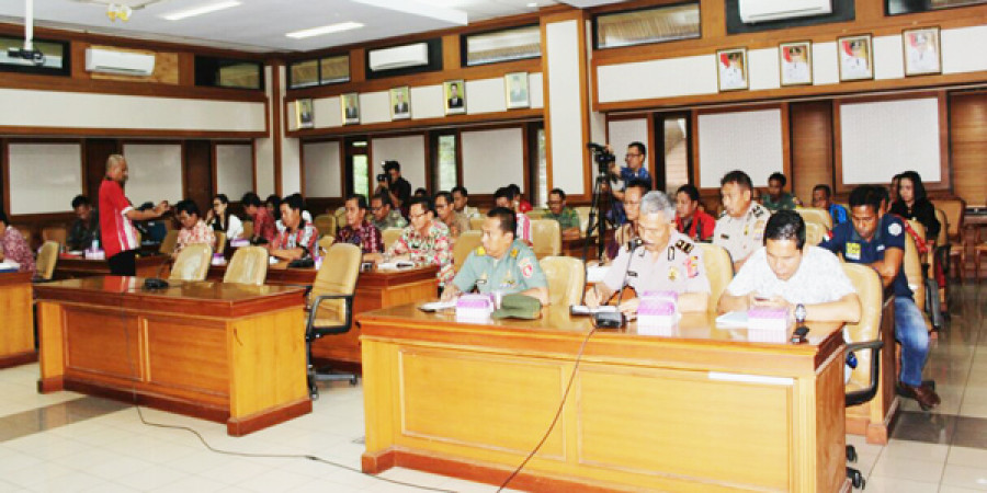 KOORDINASI: Tim terpadu sedang membahas rencana dan mengevaluasi aksi.