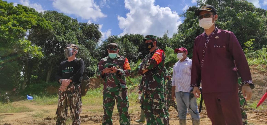 Kepala Desa Tanjung Batu, Husniansyah (kanan) bersama Danrem dan Dandim 0906/TGR saat meninjau lokasi ketahanan pangan di Desa Tanjung Batu. (Foto:Desa Tannjung Batu)