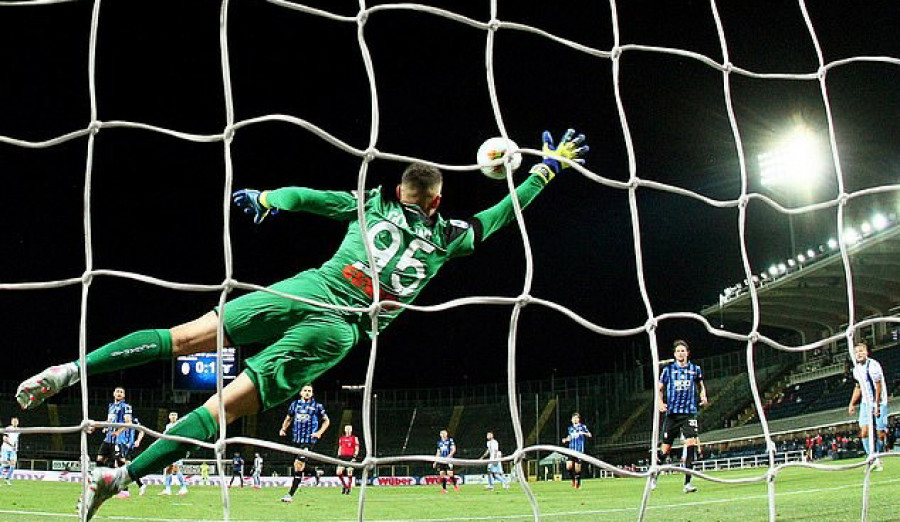 Kiper Atalanta Pierluigi Gollini, kebobolan dua gol lebih dulu namun timnya berbalik menang dari Lazio. (dailymail)