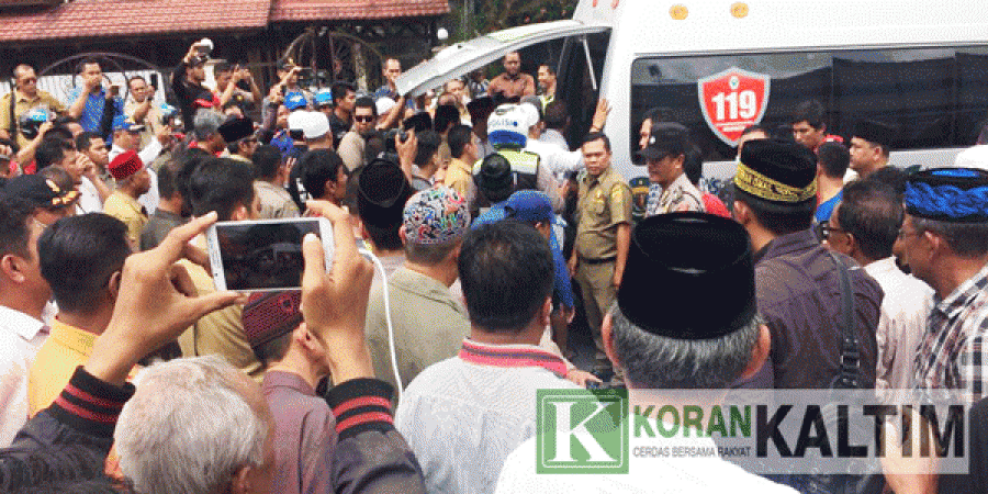 Kerabat dan keluarga saat akan menurunkan jenazah Musyirwan Ismail dari mobil ambulan. (Foto: korankaltim.com)