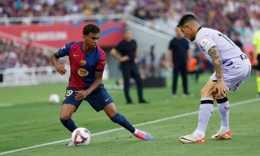 Pemain Barcelona Lamine Yamal (kiri) berhadapan dengan bek Yuri Berchiche dari Athletic Bilbao pada laga di Liga Spanyol akhir pekan tadi. Keduanya akan kembali berhadapan pada semi final Spanish Super Cup dini hari nanti. (Foto: Apphoto)
