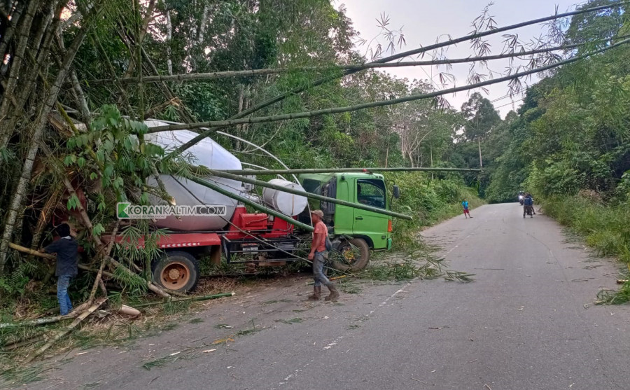 Truck Hino yang temundur saat menanjak di tanjakan Gunung Punai Kutai Barat. (Foto: Sunardi/Korankaltim.com)