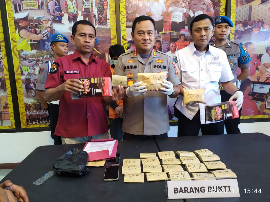 Kapolresta Samarinda, Kombes Pol Arif Budiman (tengah) bersama Kasat Reskoba Polresta Samarinda, Kompol Raden Sigit Satrio Hutomo (kanan) serta Kasubbag Humas Polresta Samarinda, Iptu Eko Widyatmoko (kiri) saat menunjukkan barang bukti sabu dalam kemasan
