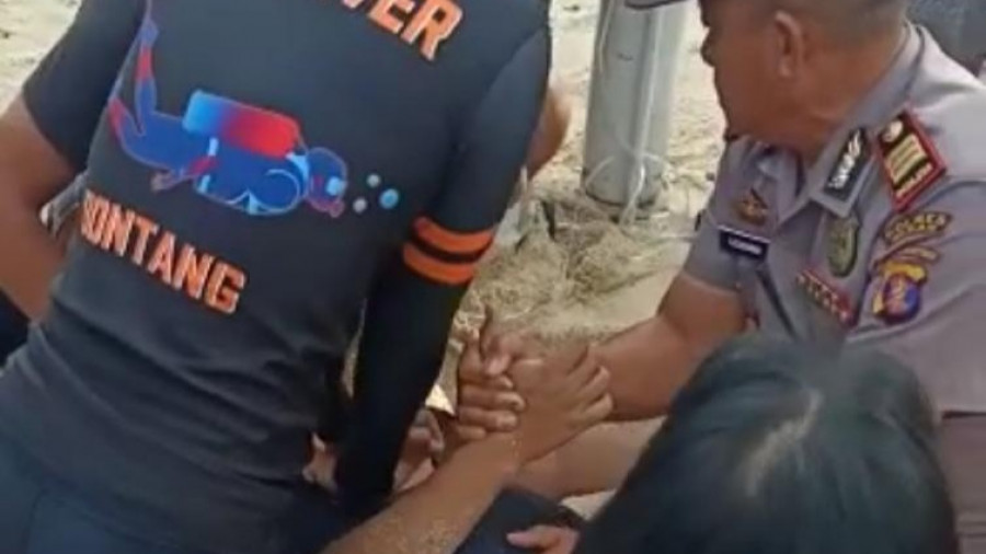 Petugas Polsek dan dokter setempat yang berusaha menyelamatkan korban. (foto: Istimewa)