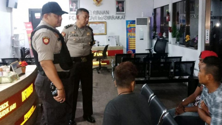 Tim URC Polres Balikpapan saat menggelandang ketiga pemuda yang kedapatan membawa badik (foto: Ist)