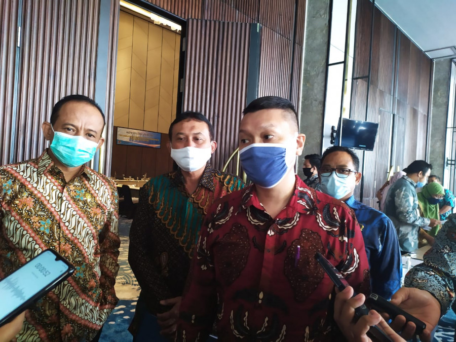 Wamen ATR/BPN, Surya Tjandra (Batik Merah) saat ditemui usai Konsultasi Publik terkait RDTR Calon IKN (Permata/korankaltim.com)