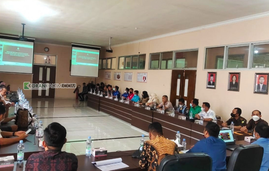Pelaksanaan sosialisasi PKPU Nomor 4 Tahun 2022 bersama sejumlah Perpol. (Foto: Zulhamri/Korankaltim.com)