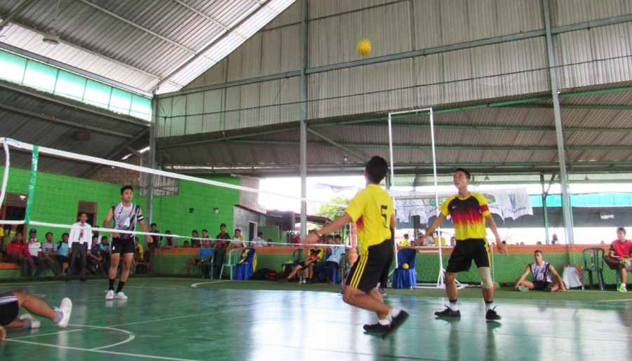 Tim Sepak Takraw Kontingen Kutim saat bertanding dengan Tim dari Kontingen Balikpapan