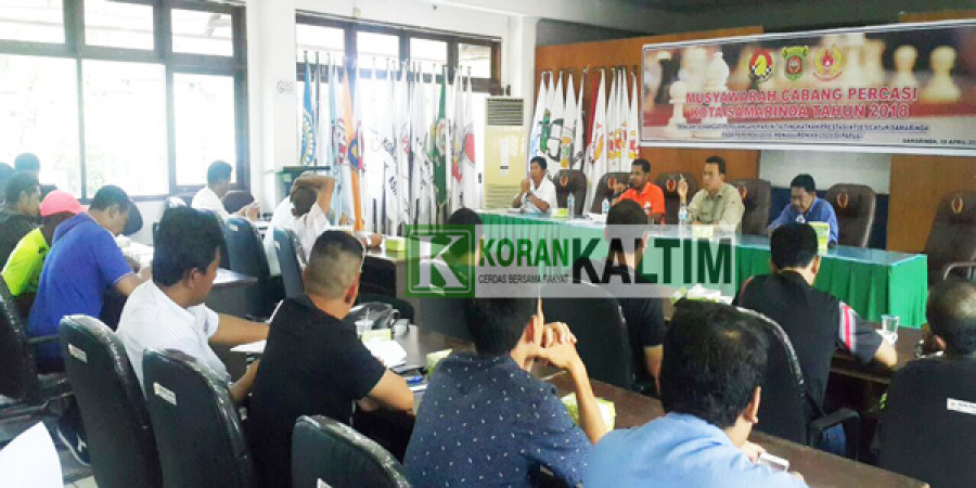 Suasana rapat koordinasi persiapan Liga 3 di Ruang Rapat KONI Kaltim Rabu (18/4) yang saat ini tengah berlangsung. (rgn/korankaltim.com)
