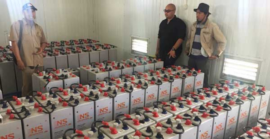 DIEKSPOS: Tim Dirjen Energi Baru Terbarukan dan Konservasi Energi Kementerian ESDM RI saat mendokumendasikan PLTS Komunal Muara Enggalam. ( ist )