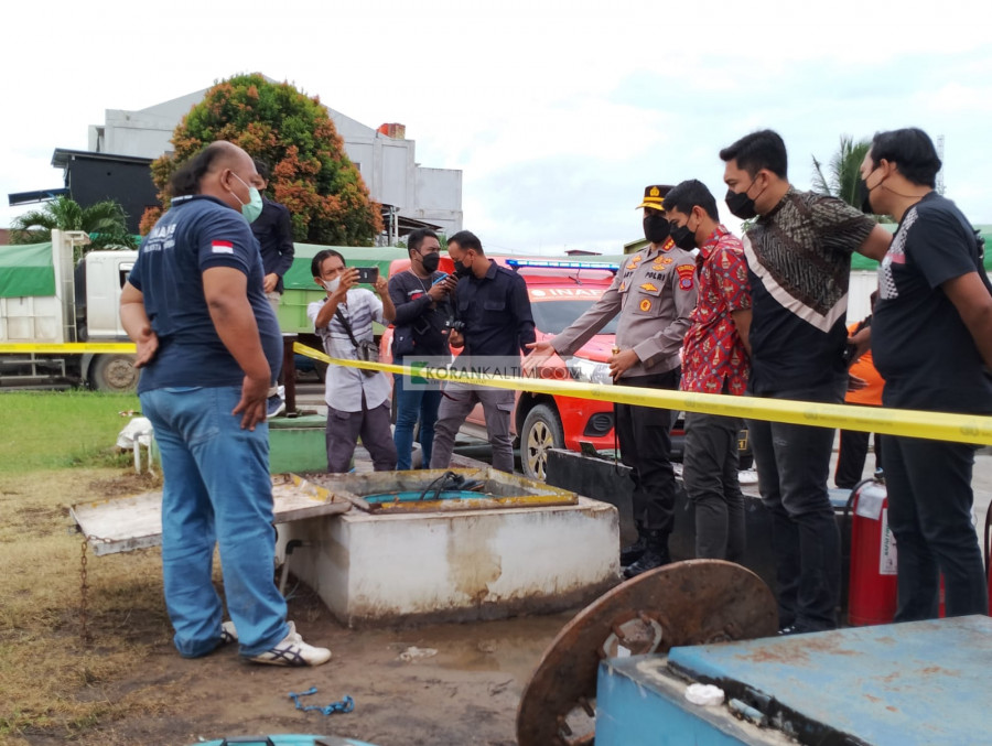 Kapolresta Samarinda Kombes Pol Ary Fadli bersama jajarannya saat mengecek langsung ke tangki SPBU di Jalan Bung Tomo, Jumat (5/8/2022) hari ini. (Foto:Nancy/korankaltim.com)