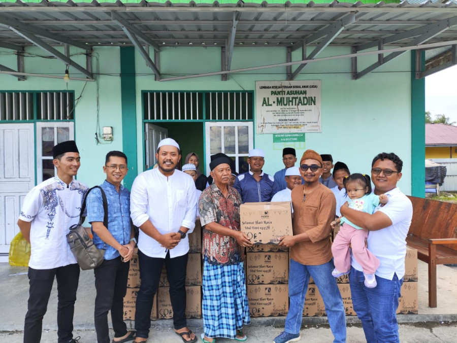 Penyerahan Santunan dan Parcel Lebaran pada anak yatim-piatu (Foto : Dwi Cahyo / Korankaltim.com)