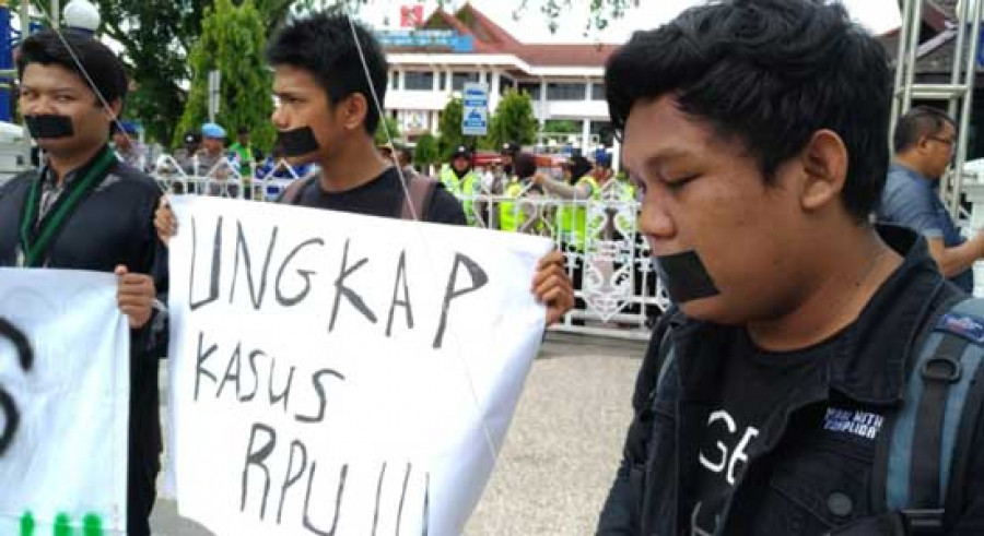 TUTUP MULUT - Aktivis HMI menggelar aksi tutup mulut dalam menyoroti perkara korupsi RPU di Balikpapan. (Hendra/KoranKaltim.Com )