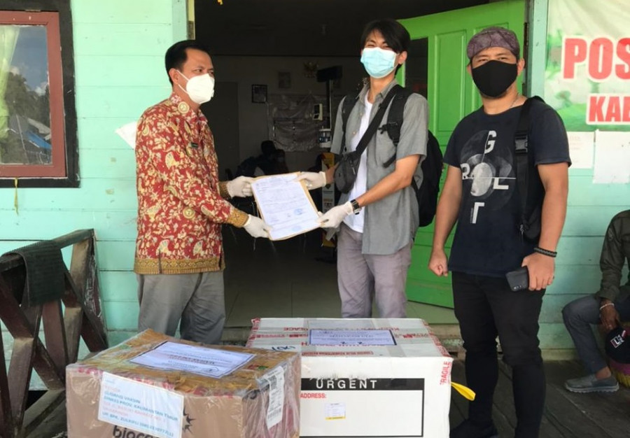 Baju batik Kasi Yankes Dinkes Mahakam Ulu, Antonius Jiu saat melakukan serah terima Vaksin di Kantor Dinas Kesehatan P2KB Kabupaten Mahakam Ulu. (Foto : Istimewa)