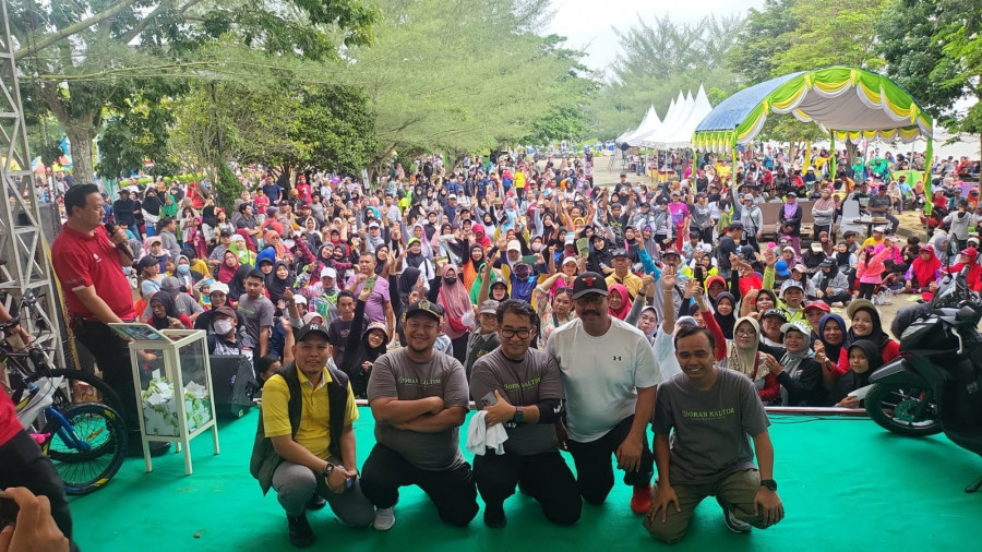 PJ Gubernur Akmal Malik bersama Bupati Edi Damansyah dan Ketua DPRD Abdul Rasyid serta Direktur Koran Kaltim Desman Minang Endianto foto bersama sebelum penarikan kupon undian pada acara Jalan Sehat pagi tadi.