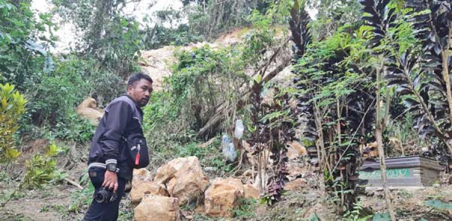 MATERIAL GALIAN: Material galian dari atas bukit terlihat menimpa area pemakaman, sehingga perlu dilakukan pembersihan, agar tidak menimbulkan hal-hal yang tidak diinginkan.