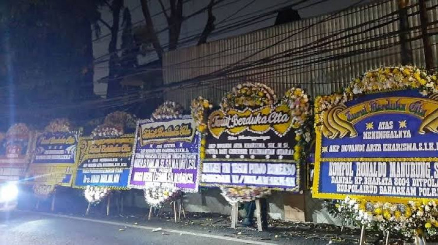 Karangan Bunga di rumah duka anak Gubernur Kaltara Zainal Arifin Paliwang. (Foto: suara.com)