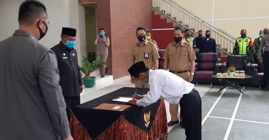 Penandatanganan SK Anggita BPD Kecamatan Muara Samu. ( Foto: Ist)