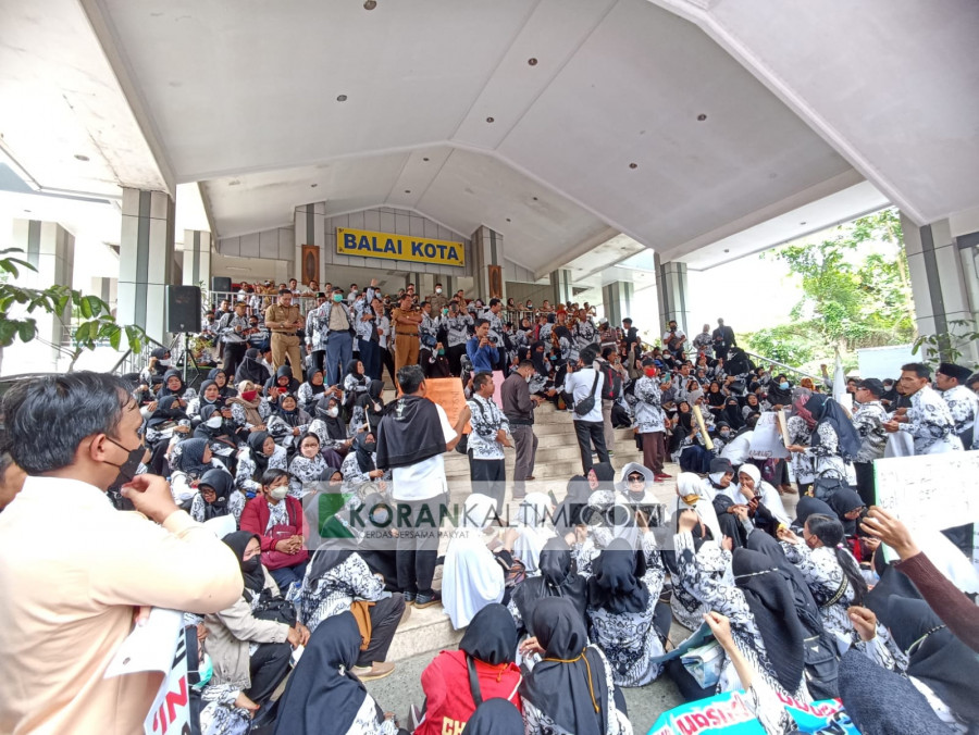 Kondisi terkini aksi demonstrasi (Foto: Surya/korankaltim.com)