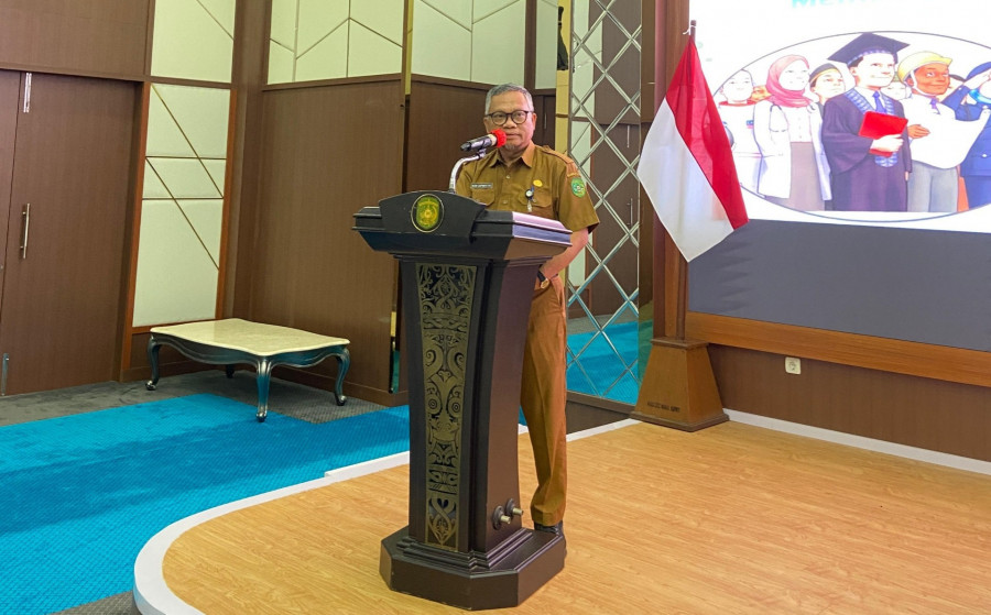 Plt Kepala DP3A memberikan kata sambutan kepada seluruh peserta tamu undangan yang hadir (heri/kk)