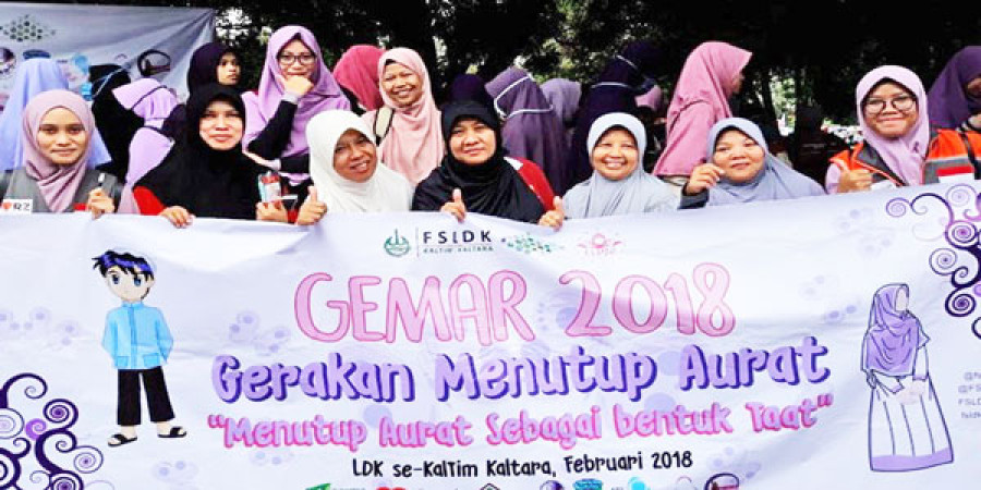 GEMAR: Sejumlah relawan menggelar aksi Gerakan Menutup Aurat (GEMAR) yang dilaksanakan di CFD GOR Madya Sempaja, Samarinda dalam rangka Hari Menutup Aurat yang jatuh pada bulan Februari. (Foto: Istimewa)