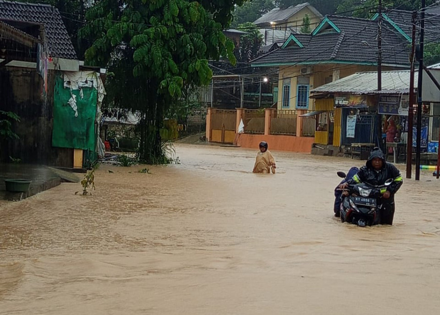 Situasi banjir di Jalan Mugirejo. (Foto: Kusmas/Korankaltim.com)