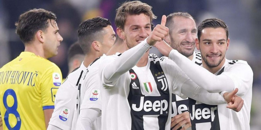Daniel Rugani (tengah) diantara pemain Juventus. Positif terkena Virus Corona. (twitter)