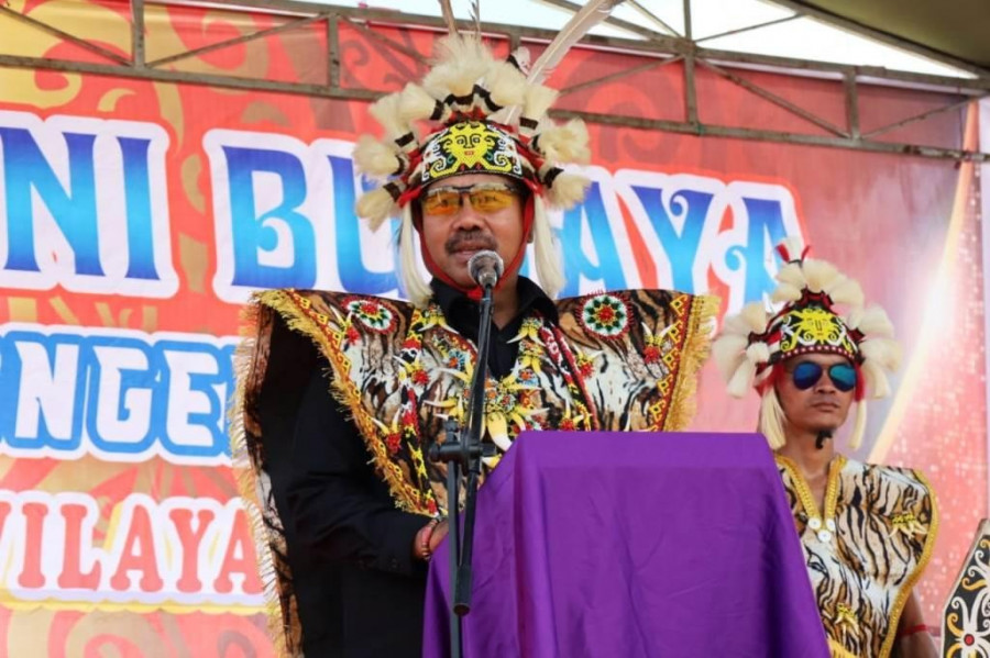 Bupati membuka Festival Seni Budaya Ukoq Ja’au Bangen Tawai. (Foto: Prokom)