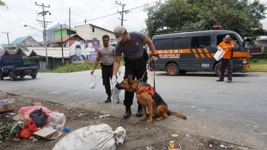 Unit K-9 Sat Sabhara Polda Kaltim saat melakukan pencarian jejak bau pelaku pembuangan di tkp dimana janin ditemukan, tetapi petugas belum menemukan hal baru. (Foto: Nancy/korankaltim.com)