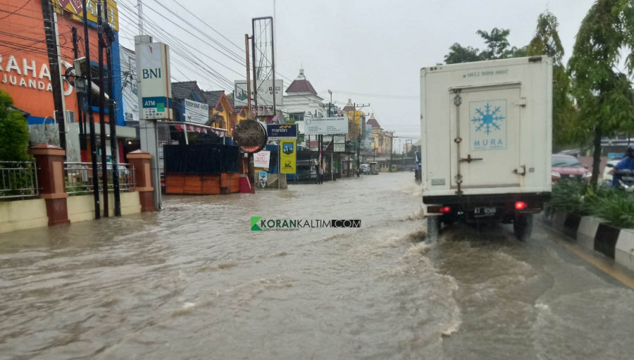 Banjir yang terjadi di salah satu titik tepatnya pada Jalan Juanda (Foto: Claudius Vico/Korankaltim.com)