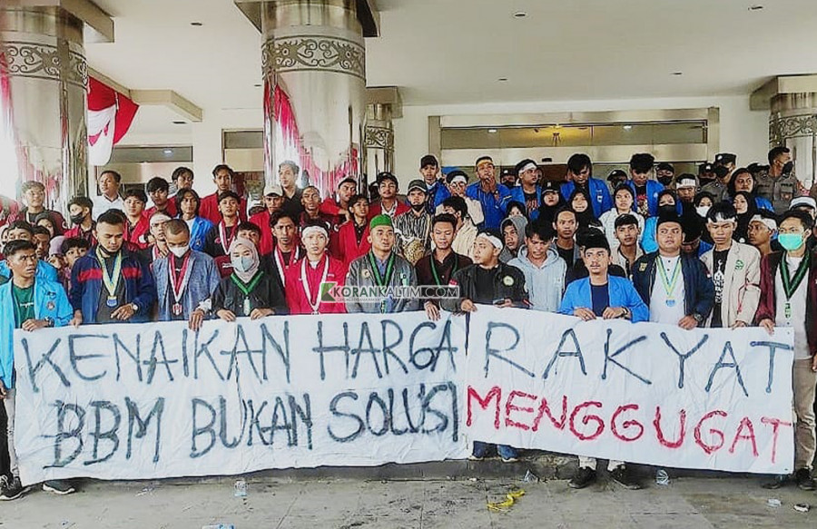 Aksi Tolak kenaikan BBM gabungan mahasiswa Kutim di halaman Kantor Bupati Kutim. (Foto: Zulhamri/Korankaltim.com)