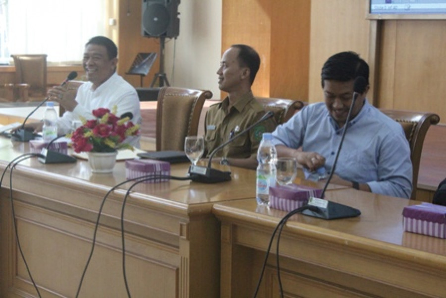TETAP MAKSIMAL: Kepala Bappeda Wiyono saat memimpin rapat dengan sejumlah OPD. Ia meminta OPD agar tetap bekerja maksimal meskipun APBD 2018 Kukar turun.