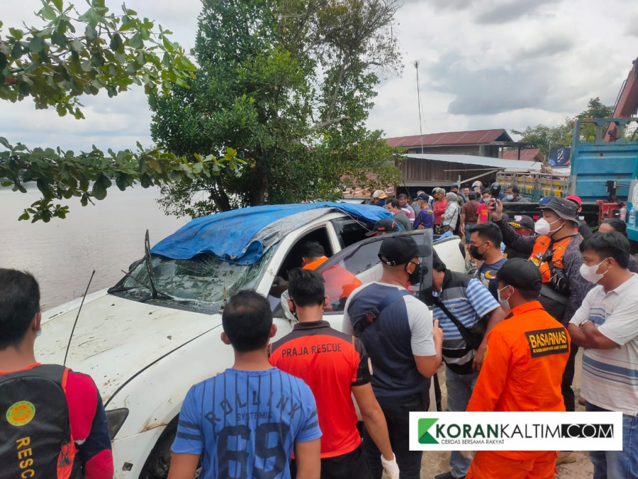 INAFIS Satreskrim Polres Kukar sedang melakukan pemeriksaan terhadap mobil Triton yang terjun ke sungai. (Foto: Reza Fahlevi/Korankaltim.com)