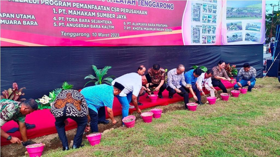 Bupati Edi Damansyah meletakkan batu pertama dan Penandatanganan Perjanjian Kerjasama Pembangunan Taman Kota di Wilayah Tenggarong. (Foto: Prokom)
