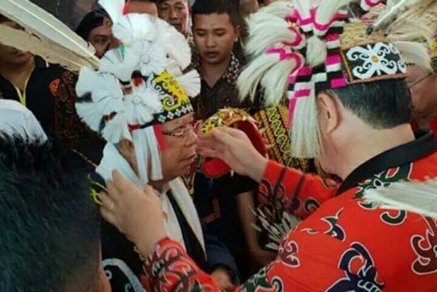 Ma'ruf Amin mengenakan busana adat khas Dayak Kaltim