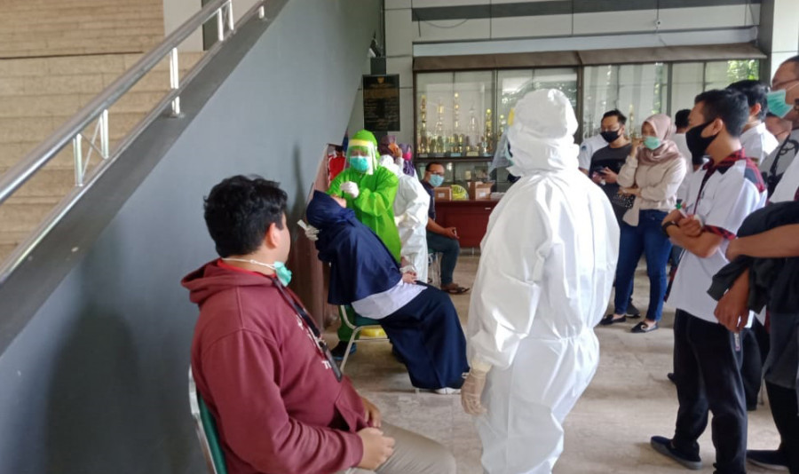 Swab Test yang di hadiri pegawai dan karyawan dilingkungan Balai Kota ( Foto: Caludio Vico/korankaltimcom)