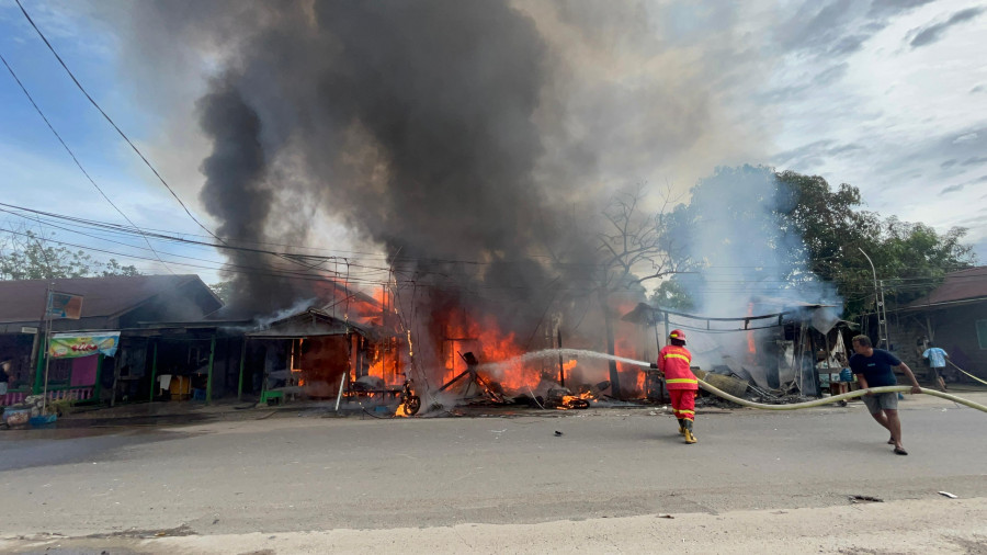 Kebakaran di Jalan Raja Alam I, Sambaliung, Kamis (11/7/2025). (Foto: Indri/Korankaltim.com)