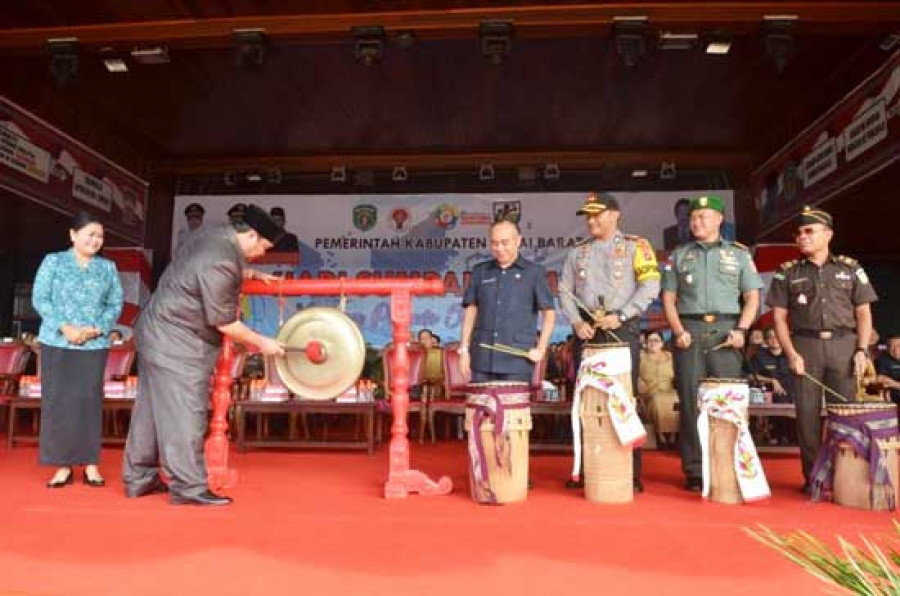 PEMUKULAN GONG :Bupati Kubar FX.Yapan membuka secara resmi rangkaian kegiatan dalam rangka lahirnya Kabupaten Kutai Barat yang ke 19 tahun