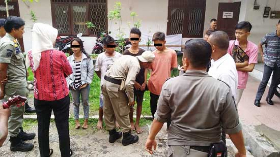 ANJAL - Sejumlah anak jalanan yang berhasil ditangkap petugas Satpol PP lantaran keberadaannya meresahkan warga sekitar.