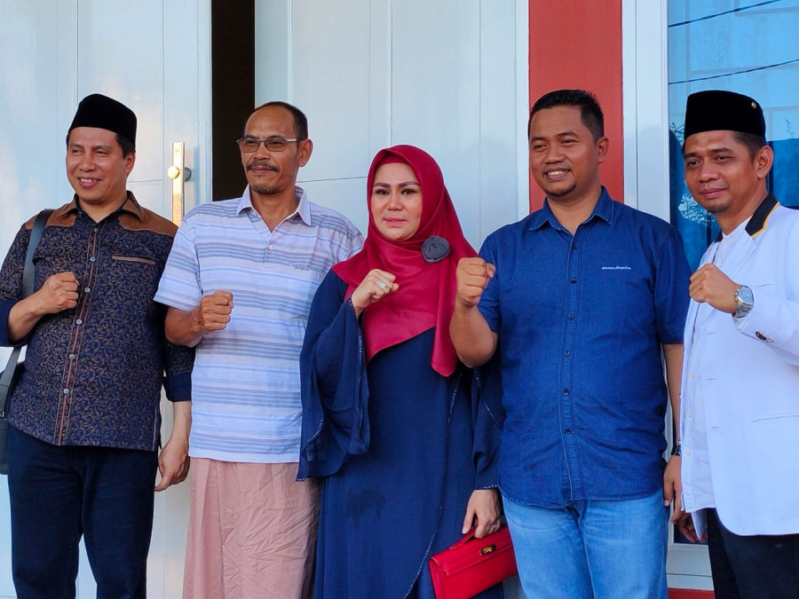 Novita Ika Sari (tengah) didampingi suaminya (paling kiri) bersama tiga pimpinan partai koalisi 531 setelah melakukan pertemuan tertutup, Jumat (25/10/2019) (foto: Reza Fahlevi/korankaltimcom)