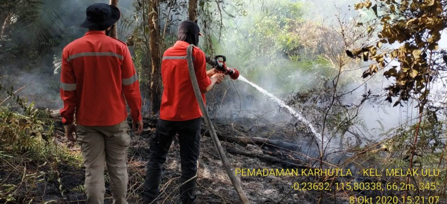 Karhutla yang terjadi Kamis (8/10/2020) sore, di sekitar Kecamatan Melak yang berusaha dipadamkan oleh BPBD Kubar dan baru berhasil dipadamkan sepenuhnya menjelang malam hari. (Foto: Istimewa/BPBD Kubar)