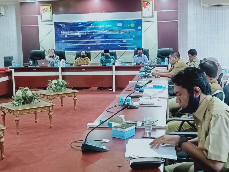 Diskusi dalam pembahasan Rencana Induk penyusunan Raperda Induk Pariwisata dan Perkebunan. ( Foto : Dwi Cahyo/korankaltimcom)