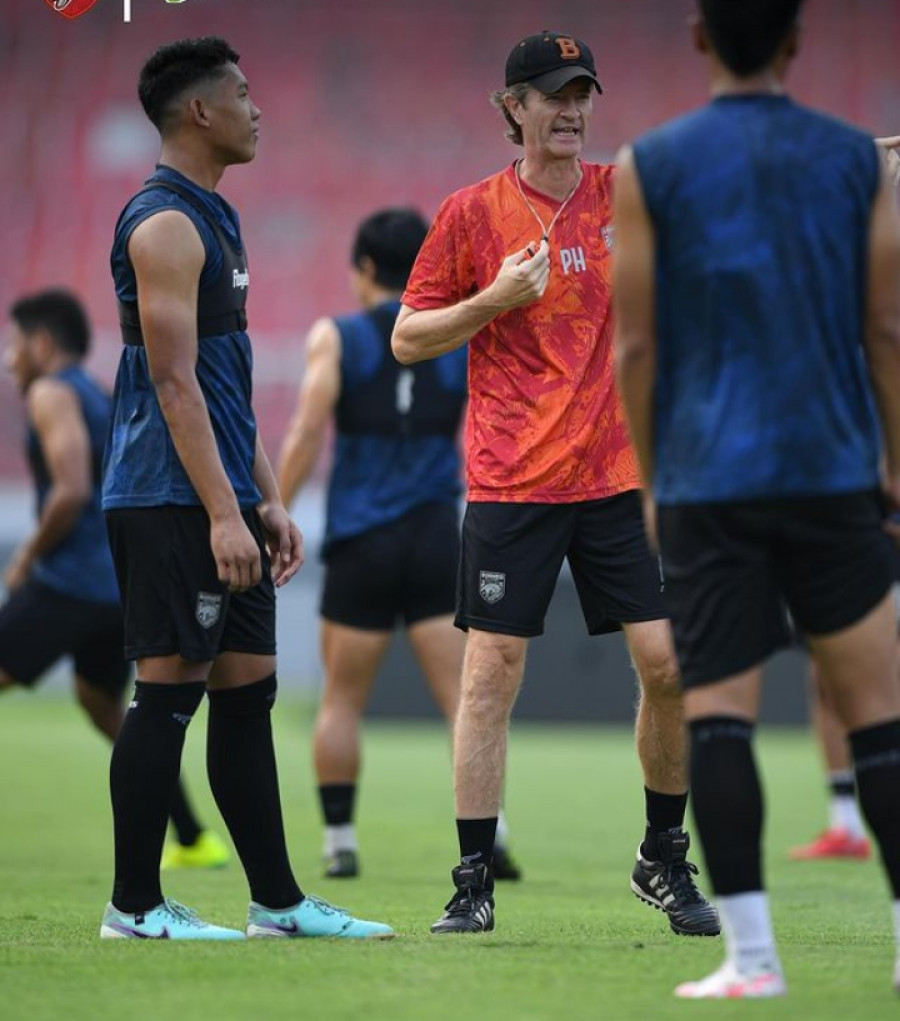 Pelatih Borneo FC, Pieter Huistra memberikan instruksi kepada pemainnya di sesi latihan jelang hadapi Bali United pada Sabtu (25/5/2024) malam ini. (dok.Borneo FC)