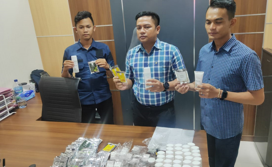 Saat kasat reskrim menunjukan kosmetik tanpa izin edar dari BPOM. (Foto : Humas Polres)