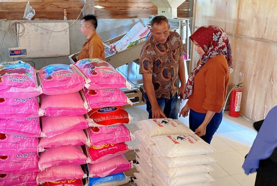 Ketua Umum Kadin Kaltim Dayang Donna Faroek saat mengunjungi salah satu penggilingan padi di Babulu beberapa waktu lalu. (Foto: Dok. Kadin Kaltim)